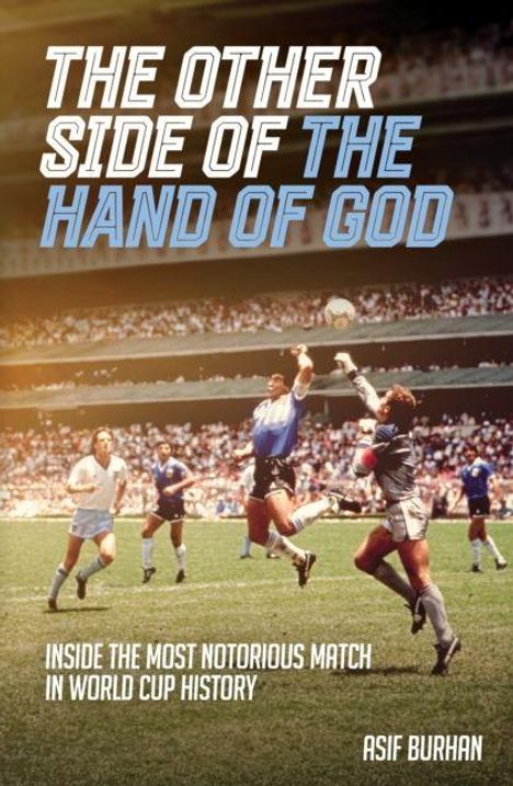 "The Other Side of the Hand of God" in großen Buchstaben. Fußballspieler auf einem Spielfeld, starker Wettkampfmoment.