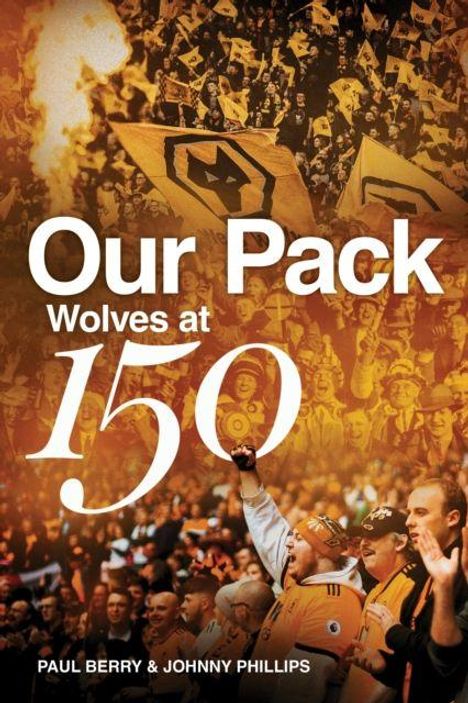 „Our Pack, Wolves at 150“ steht groß geschrieben. Darunter sind Fans in einem Stadion, viele in orangefarbenen Trikots.