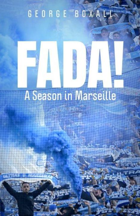 "FADA! A Season in Marseille" steht oben. Fans jubeln mit Schals und blauem Rauch in einer lebhaften Stadion-Atmosphäre.