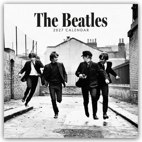 "The Beatles 2027 Calendar" steht oben. Vier Männer in Anzügen springen fröhlich in einer Backsteingasse.