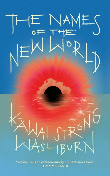 Text: "The Names of the New World - Kawai Strong Washburn. 'Washburn is an extraordinarily brilliant new talent' - Tommy Orange." 

Illustration mit einem rot-schwarzen Sonnenuntergang im Meer auf blauem Hintergrund.