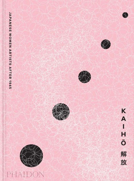 Text: "Japanese Women Artists After 1945" und "KAIHŌ". Rosa Hintergrund mit weißen, kreisförmigen Mustern und schwarzen Kreisen.