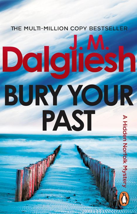 Text: "THE MULTI-MILLION COPY BESTSELLER J.M. Dalgliesh BURY YOUR PAST A Hidden Norfolk Mystery." Küste mit Wellen und Pfahlreihe.