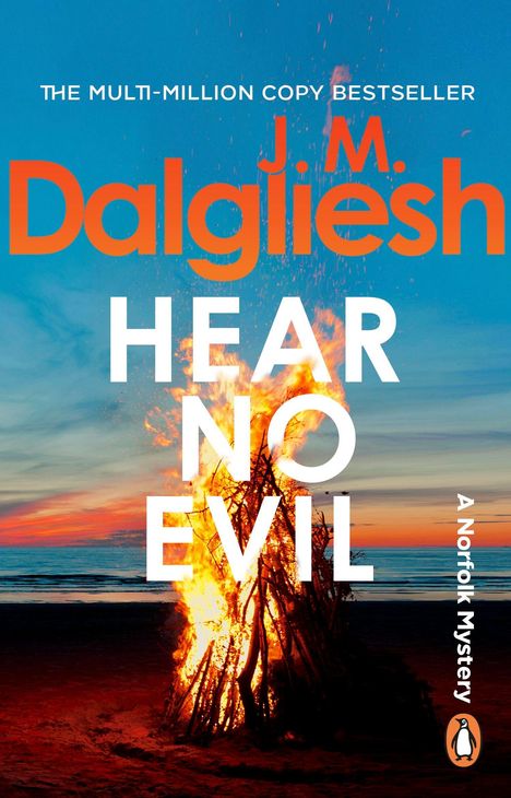 Text: "THE MULTI-MILLION COPY BESTSELLER", "J.M. Dalgliesh", "HEAR NO EVIL", "A Norfolk Mystery". Ein Lagerfeuer am Strand bei Sonnenuntergang.