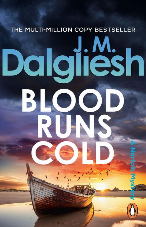 „Blood Runs Cold“, „J.M. Dalgliesh“, „A Norfolk Mystery“. Ein Boot am Strand bei Sonnenuntergang, Vögel im Himmel.