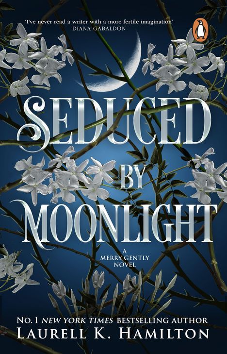„Seduced by Moonlight“, Zitat von Diana Gabaldon, Mond und weiße Blüten vor blauem Himmel.