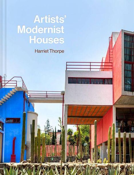 "Artists' Modernist Houses" und "Harriet Thorpe" in weißer Schrift. Moderne Häuser mit bunten Fassaden und Kakteen im Vordergrund.