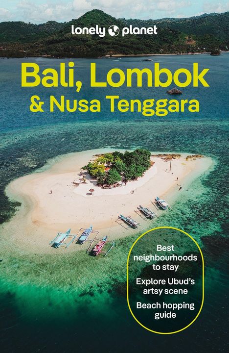 "Lonely Planet Bali, Lombok & Nusa Tenggara. Kleiner Strand mit grüner Insel, Boote im klaren Wasser, hügelige Landschaft im Hintergrund."