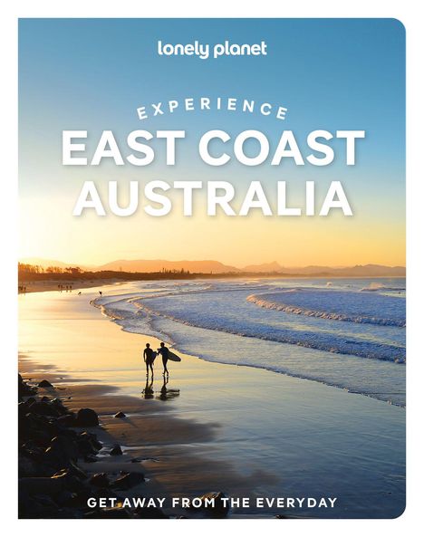 "Experience East Coast Australia" und "Get away from the everyday". Zwei Surfer am Strand bei Sonnenuntergang.