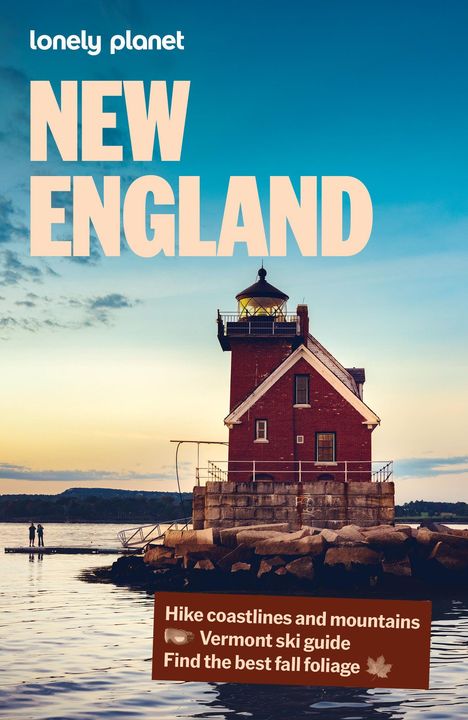 "NEW ENGLAND" in großen Buchstaben, darunter ein rotes Backstein-Leuchtturm auf einem Felsen.