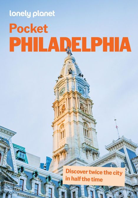 „Pocket PHILADELPHIA“; „Discover twice the city in half the time“. Historisches Gebäude mit Uhrturm, blauer Himmel.