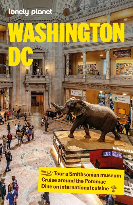 "WASHINGTON DC" in gelben Buchstaben. Eine Elefantenstatue steht in einem belebten Museumsatrium.