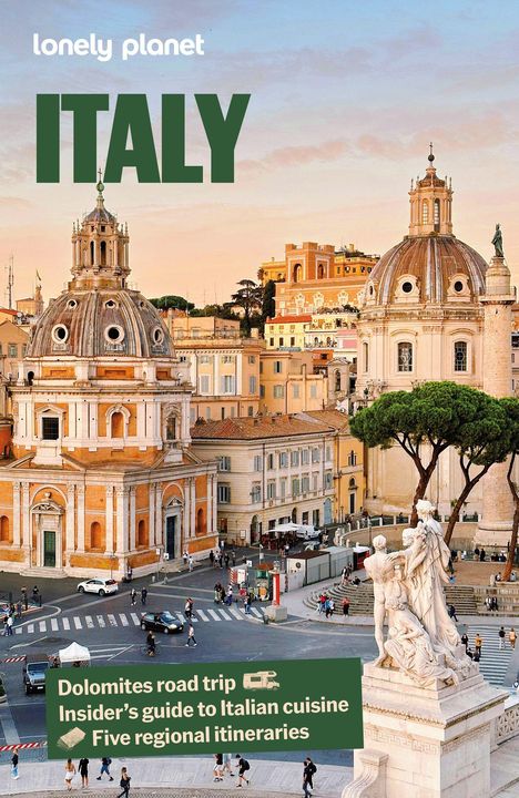 Text: "ITALY. Dolomites road trip. Insider’s guide to Italian cuisine. Five regional itineraries." Hintergrund: Stadtansicht mit Kuppeln.