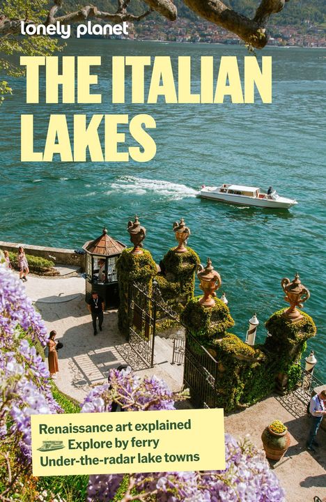 Der Text ist: "lonely planet", "THE ITALIAN LAKES", "Renaissance art explained", "Explore by ferry", "Under-the-radar lake towns". Es zeigt ein Ufer mit blühenden Pflanzen, eine Treppe, kunstvolle Geländer und ein Boot auf dem Wasser.