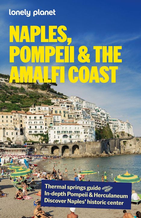 "Naples, Pompeii & the Amalfi Coast" in gelber Schrift. Strand mit Badegästen, darüber eine Stadt an der Küste.