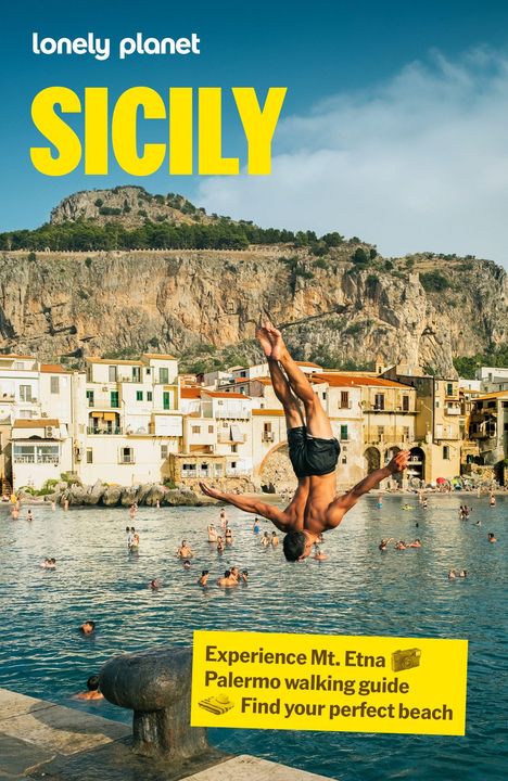 "Lonely Planet SICILY. Experience Mt. Etna, Palermo walking guide, Find your perfect beach." Mann springt kopfüber ins Wasser.