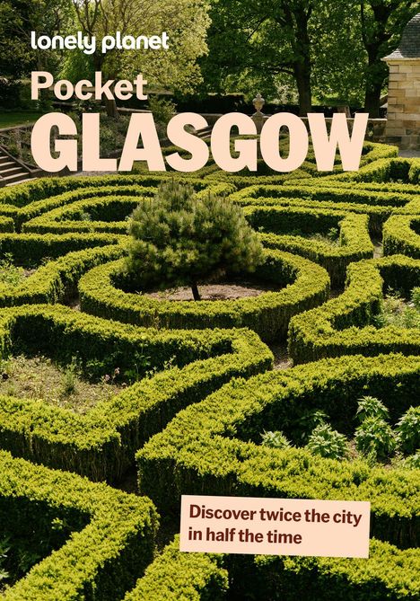 "Pocket Glasgow", "Discover twice the city in half the time". Ein grünes Heckenlabyrinth mit Bäumen im Hintergrund.