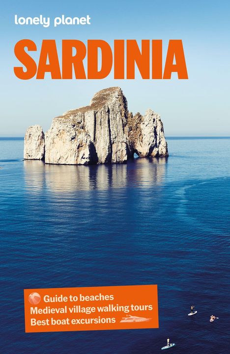 SARDINIA, Guide to beaches, Medieval village walking tours, Best boat excursions. Küste mit Felsen im blauen Meer.