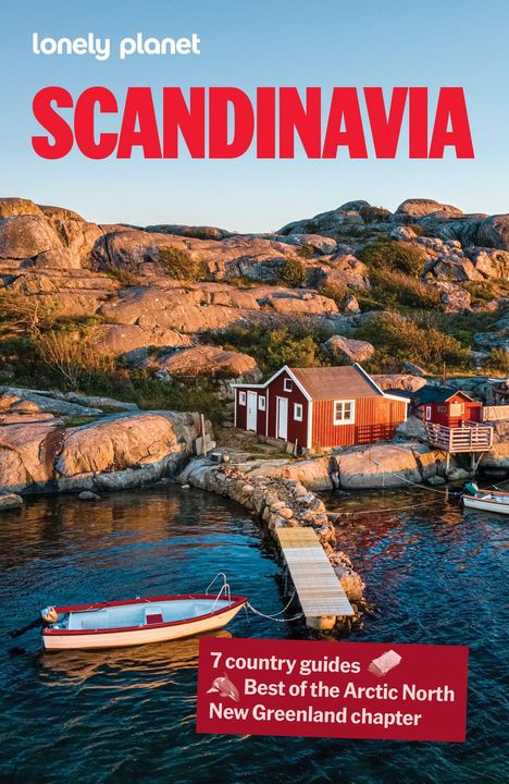 "Scandinavia" in großen roten Buchstaben, felsige Küste mit roten Holzhäusern am Wasser; kleines Boot an Steg.