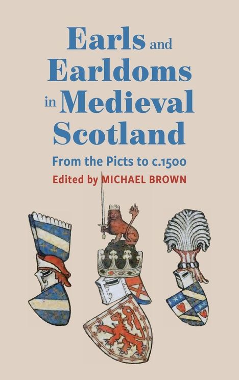 „Earls and Earldoms in Medieval Scotland“ von Michael Brown. Drei mittelalterliche Helme mit Wappen und Verzierungen.