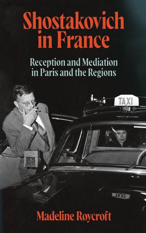 „Shostakovich in France“, „Reception and Mediation in Paris and the Regions“, „Madeline Roycroft“. Mann raucht neben Taxi.