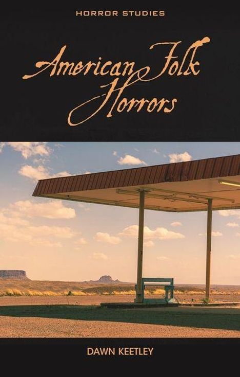 Am oberen Rand steht "Horror Studies", darunter "American Folk Horrors". Eine einsame Tankstelle in einer Wüstenlandschaft.