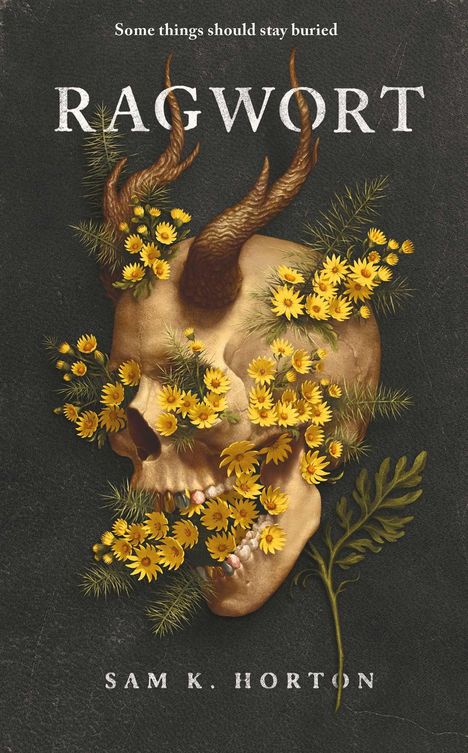 "Some things should stay buried. RAGWORT. SAM K. HORTON." Ein Totenschädel mit Hörnern und gelben Blumen.