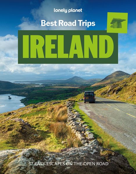 „Best Road Trips IRELAND“ und „57 Easy Escapes on the Open Road“. Landschaft mit Straße, Hügeln und einem Auto.