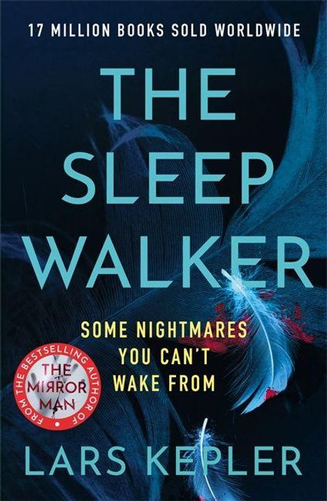 "The Sleep Walker" von Lars Kepler. "Some nightmares you can't wake from" steht auf blauen Federn.