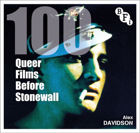 "100 Queer Films Before Stonewall" steht in großer Schrift. Darunter ist ein Porträt einer Person mit Hut in blauem Licht.
