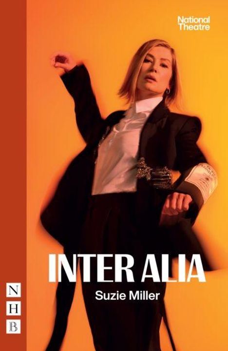 Text: "INTER ALIA" von Suzie Miller, "National Theatre". Person in eleganter Kleidung vor orangefarbenem Hintergrund.