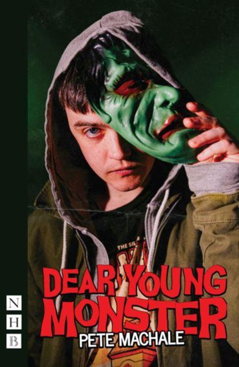 „Dear Young Monster“ von Pete Machale. Eine Person mit Kapuze hält eine grüne Monster-Maske vors Gesicht. 
