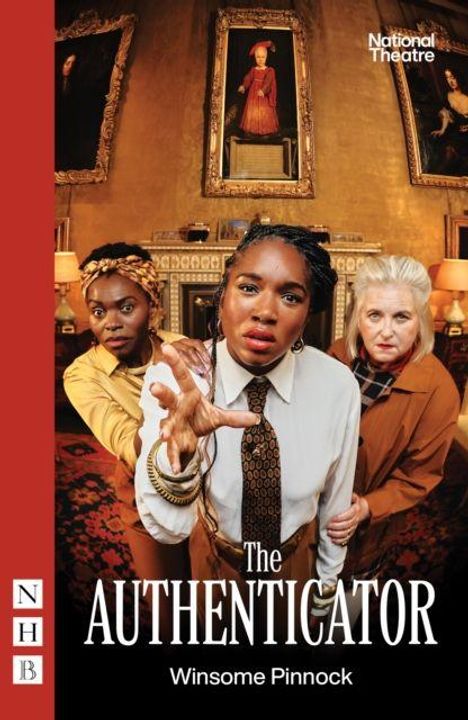"The Authenticator" von Winsome Pinnock, National Theatre. Drei Frauen in einem Raum mit Gemälden an der Wand.