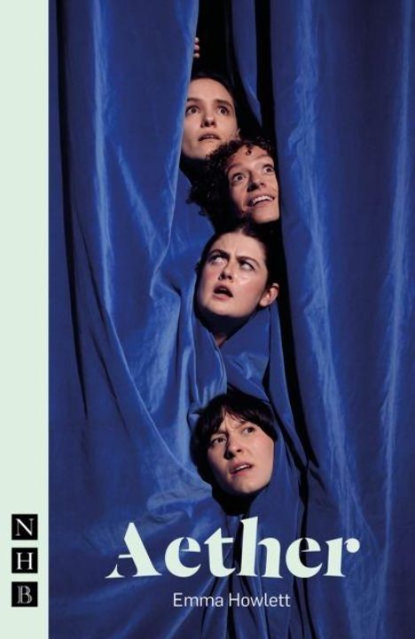 „Aether“ von Emma Howlett. Vier Personen schauen durch blaue Vorhänge. Links ein kleines, schwarzes NHB-Logo.