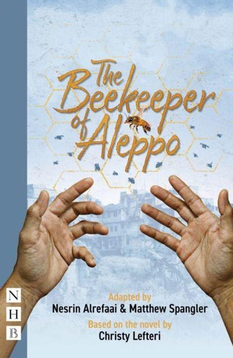 "The Beekeeper of Aleppo" in brauner Schrift vor Waben, Hände im Vordergrund, blauer Hintergrund mit Stadtansicht.