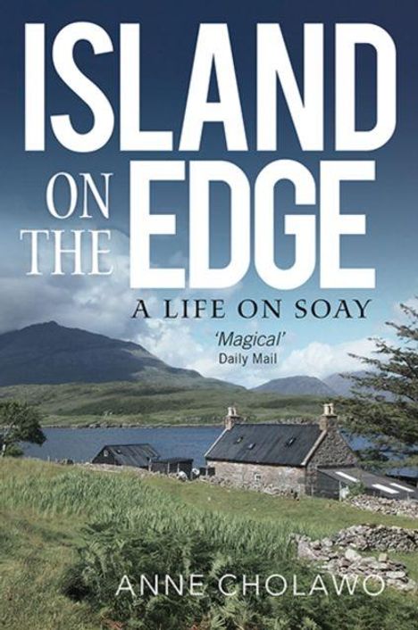 „Island on the Edge: A Life on Soay“, „Magical“ – Daily Mail, Anne Cholawo. Ein Haus vor Bergen und See.