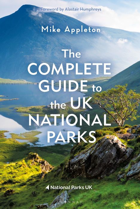 "The Complete Guide to the UK National Parks", Mike Appleton. Landschaft mit Hügeln, See und Baum.