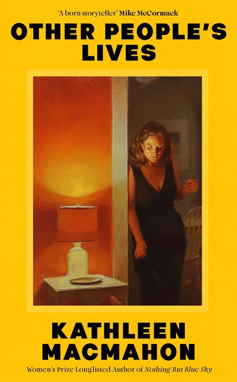 Text: „OTHER PEOPLE’S LIVES“, „KATHLEEN MACMAHON“. Eine Frau in einem schwarzen Kleid steht bei einer leuchtenden Lampe.
