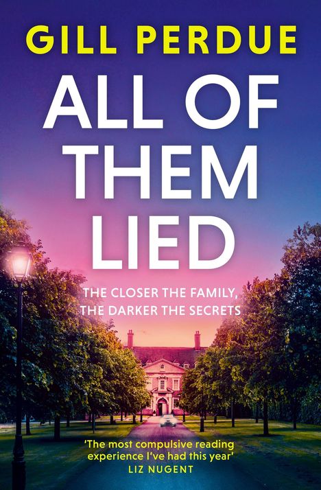 „GILL PERDUE. ALL OF THEM LIED. THE CLOSER THE FAMILY, THE DARKER THE SECRETS.“ Vor einem Herrenhaus bei Sonnenuntergang.