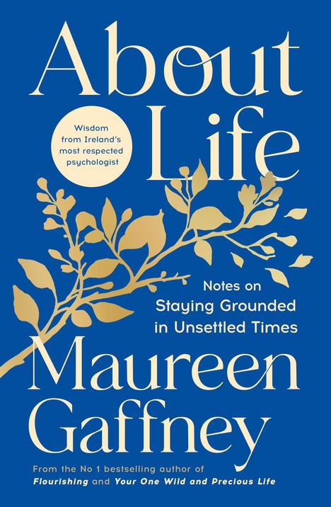 "About Life", Maureen Gaffney. "Wisdom from Ireland's most respected psychologist". Goldene Zweige auf blauem Hintergrund.