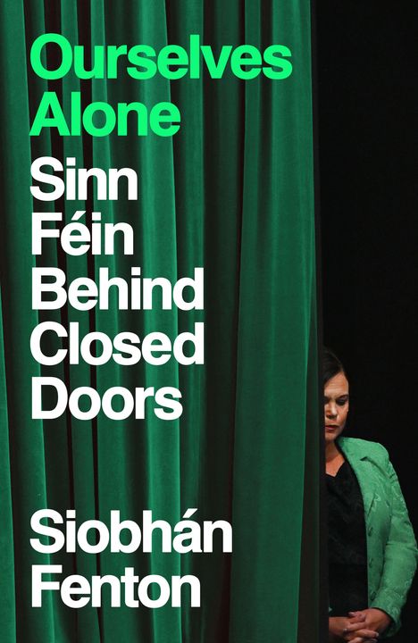 Texte: "Ourselves Alone", "Sinn Féin Behind Closed Doors", "Siobhán Fenton." Frau in grüner Jacke hinter Vorhang.