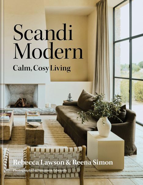 "Scandi Modern: Calm, Cosy Living. Rebecca Lawson & Reena Simon. Ein stilvolles Wohnzimmer mit großen Fenstern."
