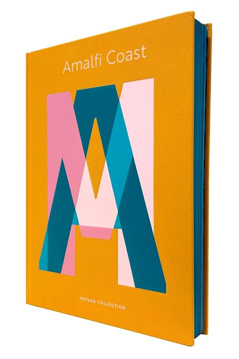 „Amalfi Coast“ und „Voyage Collection“. Ein Buch mit gelbem Einband und einem großen, bunten „M“.
