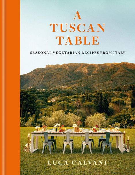 „A TUSCAN TABLE“, „SEASONAL VEGETARIAN RECIPES FROM ITALY“, „LUCA CALVANI“ in Orange und Weiß. Tisch im Grünen vor Bergen.