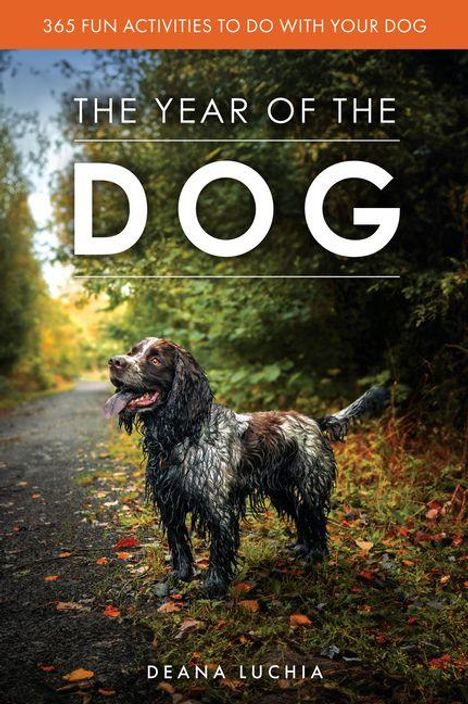 "365 Fun Activities to Do with Your Dog: The Year of the Dog" und "Deana Luchia". Enthält einen fröhlichen Hund auf einem Herbstweg.