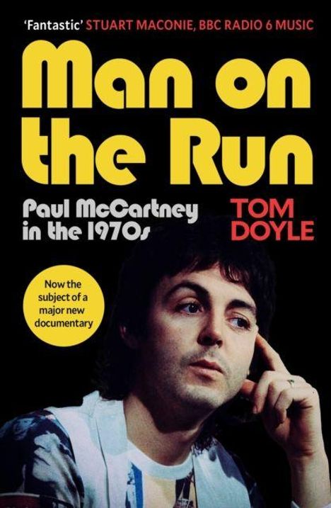 "Man on the Run: Paul McCartney in the 1970s" von Tom Doyle. Ein Mann denkt nach, Hand am Gesicht.