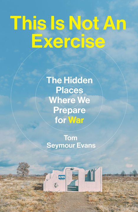 „This Is Not An Exercise. The Hidden Places Where Britain Prepares for War. Tom Seymour Evans.“ Ein verlassenes Gebäude auf einem Feld.