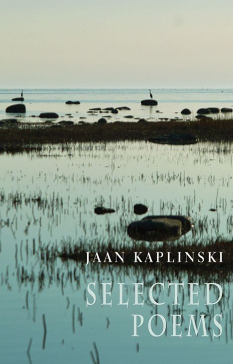 Text: „JAAN KAPLINSKI SELECTED POEMS.“ Landschaft mit ruhigem Wasser, Steinen und Vögeln im Hintergrund.
