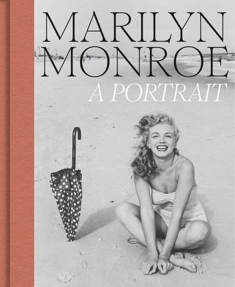 Text: "MARILYN MONROE A PORTRAIT". Eine Frau im Badeanzug sitzt lachend am Strand neben einem stehenden Regenschirm.