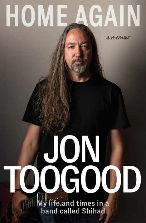 „HOME AGAIN“, „a memoir“, „JON TOOGOOD“, „My life and times in a band called Shihad“. Ein Mann mit Gitarre und langen Haaren.